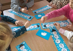 Dzieci przyklejają watę