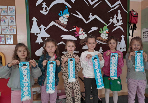 Dzieci prezentują portrety wykonanych bałwanków