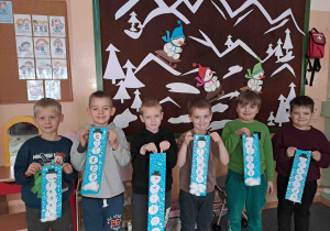 Dzieci prezentują portrety wykonanych bałwanków