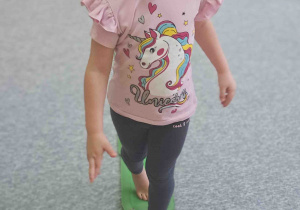 Dzieci boso spacerują po ścieżce sensorycznej