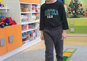 Dzieci boso spacerują po ścieżce sensorycznej