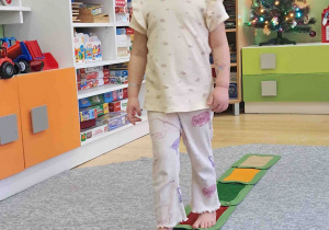 Dzieci boso spacerują po ścieżce sensorycznej