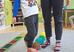 Dzieci boso spacerują po ścieżce sensorycznej