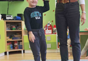 Dzieci boso spacerują po ścieżce sensorycznej