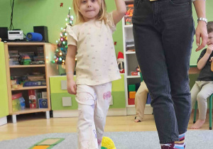 Dzieci boso spacerują po ścieżce sensorycznej