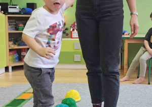 Dzieci boso spacerują po ścieżce sensorycznej