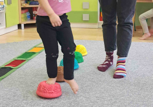 Dzieci boso spacerują po ścieżce sensorycznej