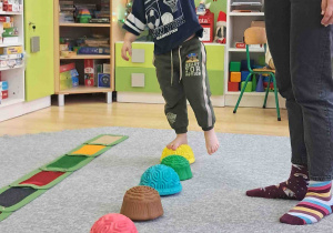 Dzieci boso spacerują po ścieżce sensorycznej