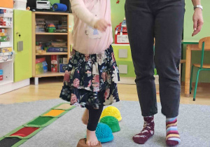 Dzieci boso spacerują po ścieżce sensorycznej