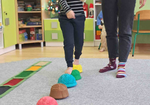 Dzieci boso spacerują po ścieżce sensorycznej