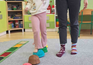 Dzieci boso spacerują po ścieżce sensorycznej