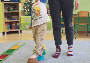 Dzieci boso spacerują po ścieżce sensorycznej