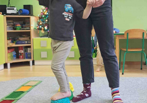 Dzieci boso spacerują po ścieżce sensorycznej