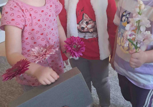 Dzieci wbijają kwiaty w gąbkę