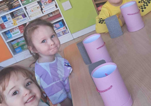 Dzieci otrzymały pudełka do tworzenia kompozycji kwiatowych