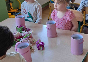 Przedszkolaki wkładają gąbkę do pudełek