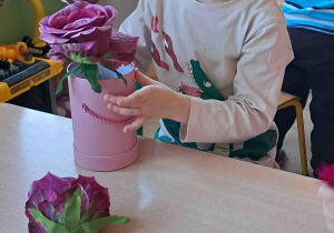 Dzieci samodzielnie umieszczają kwiaty w gąbce