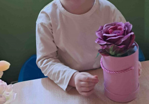 Dzieci samodzielnie tworzą kompozycje ze sztucznych kwiatów