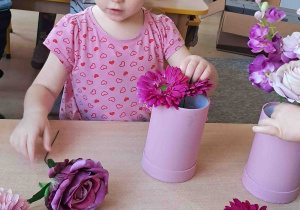 Dzieci samodzielnie tworzą kompozycje ze sztucznych kwiatów
