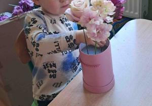 Dzieci samodzielnie tworzą kompozycje ze sztucznych kwiatów