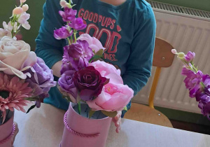 Dzieci samodzielnie tworzą kompozycje ze sztucznych kwiatów