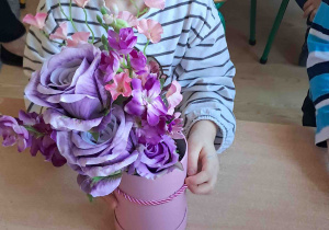 Dzieci samodzielnie tworzą kompozycje ze sztucznych kwiatów