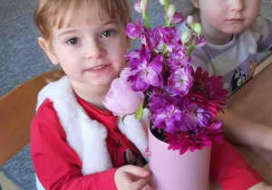 Dzieci samodzielnie tworzą kompozycje ze sztucznych kwiatów