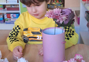 Dzieci samodzielnie tworzą kompozycje ze sztucznych kwiatów