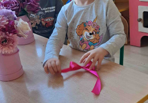 Dzieci samodzielnie tworzą kompozycje ze sztucznych kwiatów