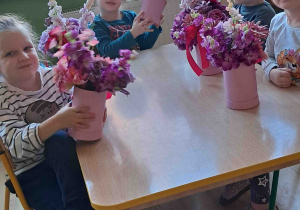 Dzieci samodzielnie tworzą kompozycje ze sztucznych kwiatów