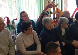 Babcie i dziadkowie oglądają występ