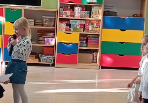 Dziewczynka w spódniczce mówi wiersz