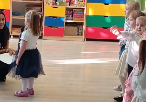 Dziewczynka w granatowej spódniczce mówi wiersz