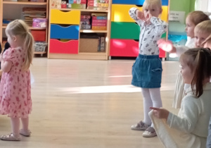 Dziewczynka w różowej sukience mówi wiersz