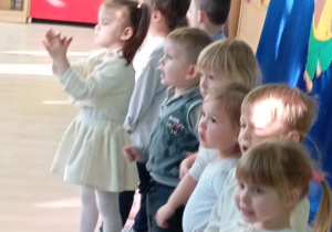 Dzieci śpiewają piosenkę