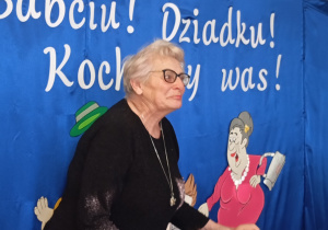 Dziewczynka robi sobie zdjęcie z babcią