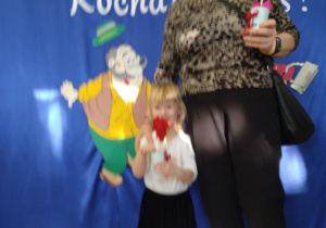 Dziewczynka robi sobie zdjęcie z babcią