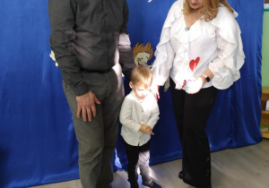 Chłopiec robi sobie zdjęcie z babcią i dziadkiem