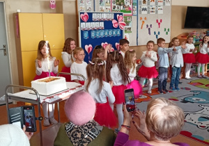 dzieci śpiewają sto lat