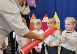 Pani Dyrektor Jolanta Siuda pasuje chłopca na Przedszkolaka