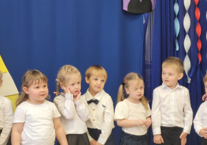 Dzieci recytują wierszyki