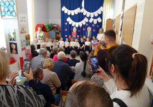 Pani Iza wita przybyłych gości