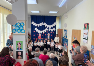 Dzieci recytują wiersze