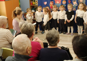 Dziewczynka recytuje wiersz