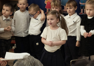 Dziewczynka recytuje wiersz