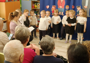 Chłopiec recytuje wiersz