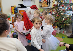 Św. Mikołaj rozdaje dzieciom prezenty