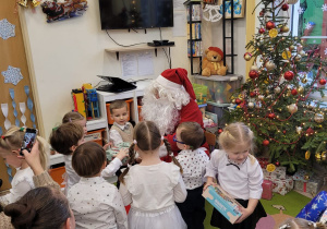 Dzieci otrzymują o św. Mikołaja prezenty