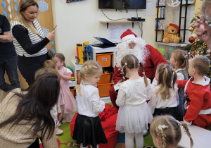 Dzieci rozmawiają ze św. Mikołajem