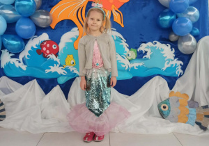 Dziewczynka pozuje do zdjęcia